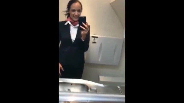 Зрелая стюардесса разделась перед камерой и начала мастурбировать