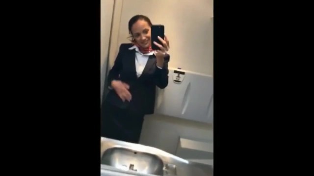 Горячая стюардесса в туалете самолета массирует пизду пальцами