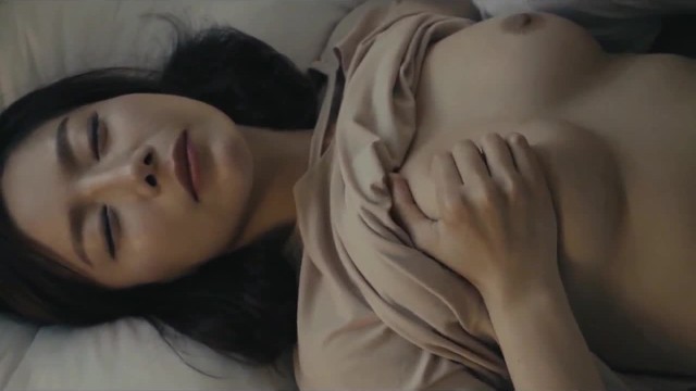 Узкоглазая девка получает сочный оргазм во время постельных утех